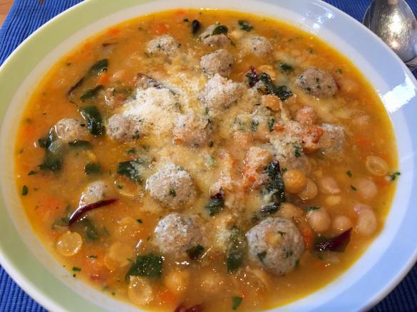 Italienische Kichererbsensuppe mit Fleischbällchen