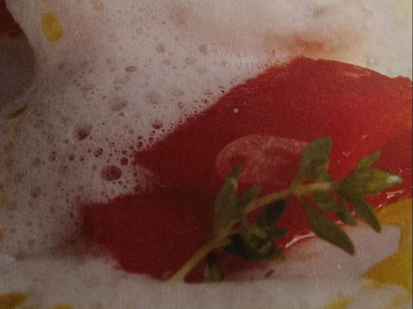 Mandel-Ziegenkäse-Schaum und Paprika