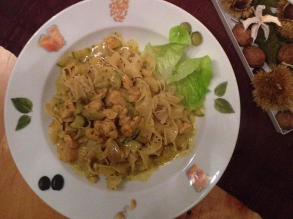 Lachs & Krabben in Mango-Dill Sauce mit Thymian-Bandnudeln 