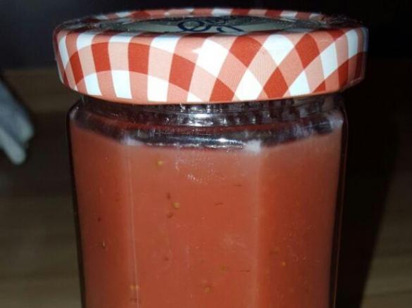 Erdbeermarmelade mit weißer Schokolade