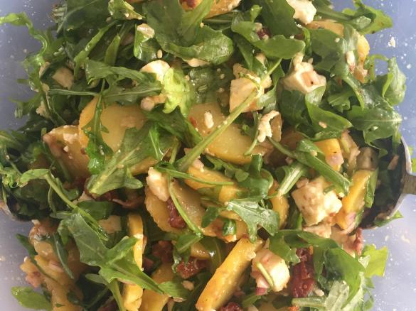 mediterraner Kartoffelsalat mit Rucola, Feta und getrockneten Tomaten (ohne Majo)