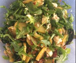 mediterraner Kartoffelsalat mit Rucola, Feta und getrockneten Tomaten (ohne Majo)