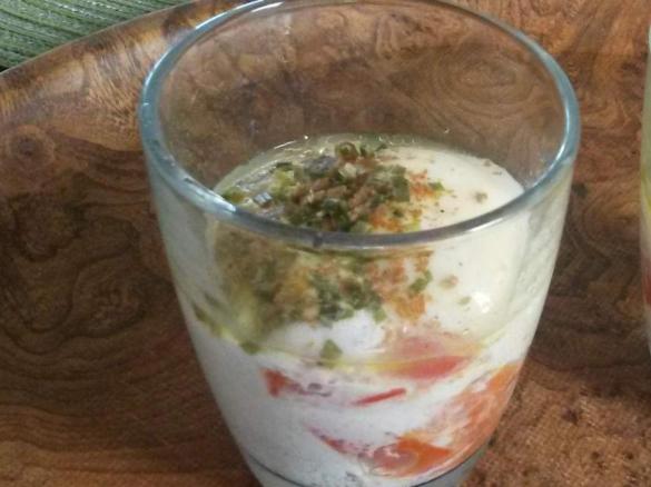 Herzhafte Eier im Glas mit Salami und Tomate