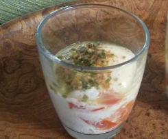 Herzhafte Eier im Glas mit Salami und Tomate