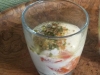 Herzhafte Eier im Glas mit Salami und Tomate