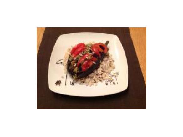 Auberginen-Fächer auf Vollkornreisbett