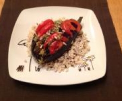 Auberginen-Fächer auf Vollkornreisbett