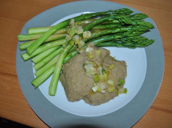 Grüner Spargel in Folie mit Steinpilz-Kartoffelpüree