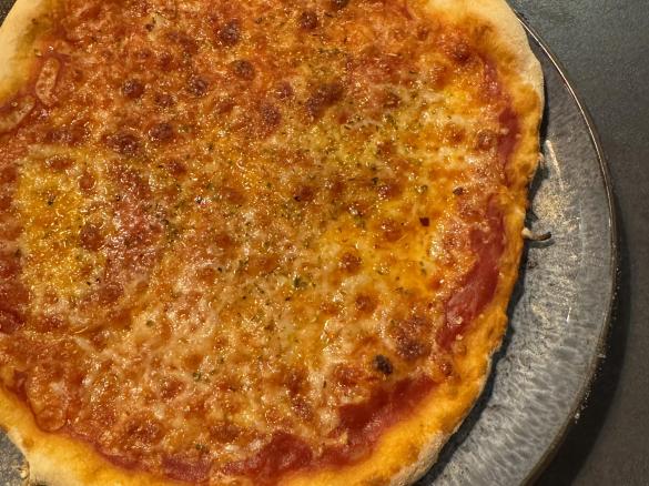 schneller Pizzateig für den Pizzastein