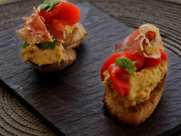 Dattel-CurryTapas mit Paprika und Jamon Serrano