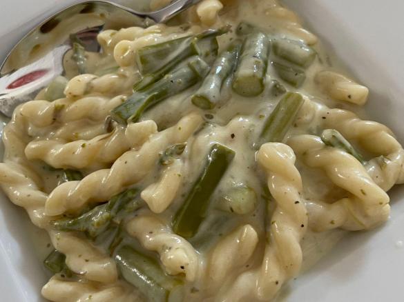 Nudeln mit grünem Spargel