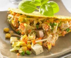 Salat mit Geflügel, Käse und Tofu