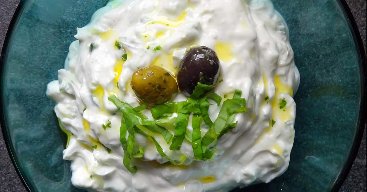 Dip Bärlauch - Tzatziki / Tsatsiki / Zaziki griechische Art von . Ein ...