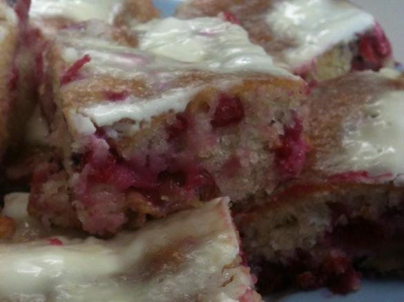 Schmandkuchen mit saurem Obst (z.B. Johannisbeeren)