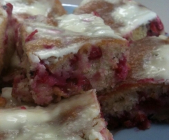 Schmandkuchen mit saurem Obst (z.B. Johannisbeeren)