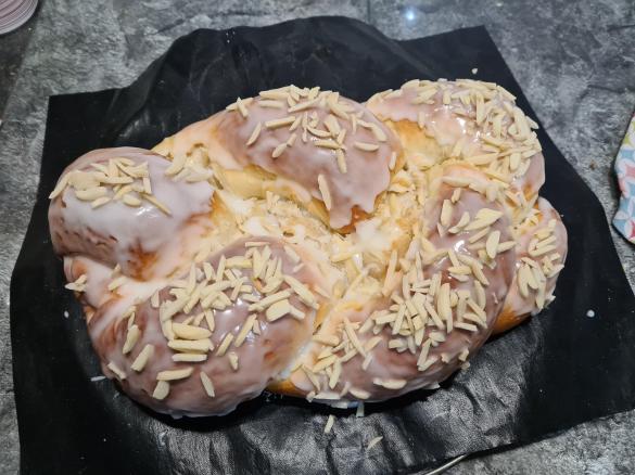 Lenchen´s fluffiger und saftiger Hefezopf mit Marzipan