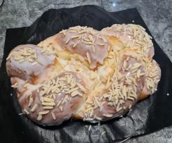 Lenchen´s fluffiger und saftiger Hefezopf mit Marzipan