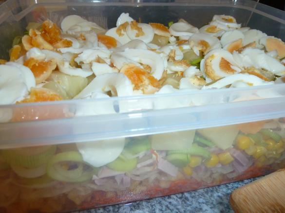 Schichtsalat mit Schmand-Dressing