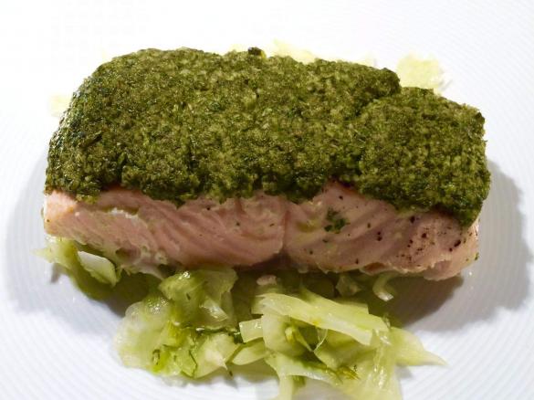 Lachs mit Kräuterhaube auf Gemüsebett