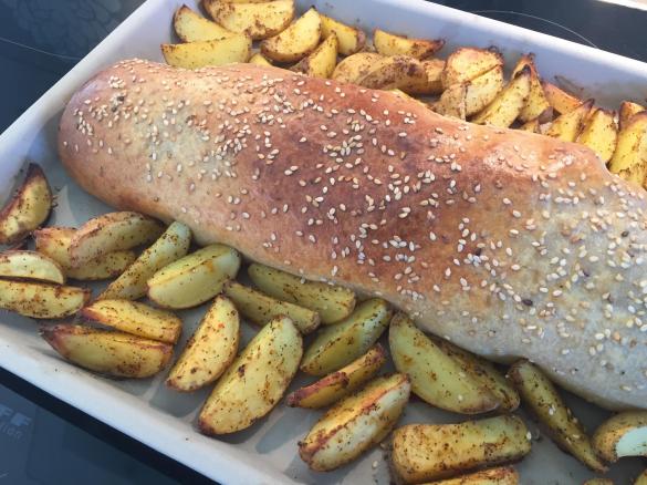 Gyros-Hackfleischrolle im Teigmantel