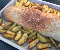 Gyros-Hackfleischrolle im Teigmantel