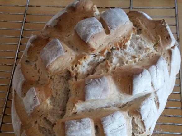 Knuspriges Dinkel-Roggen-Weißbrot mit Creme Fraiche