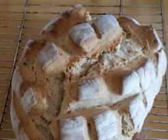 Knuspriges Dinkel-Roggen-Weißbrot mit Creme Fraiche