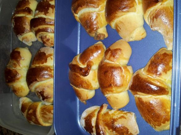 softe Hörnchen mit Nuss und Marzipanfüllung