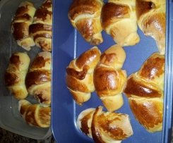 softe Hörnchen mit Nuss und Marzipanfüllung