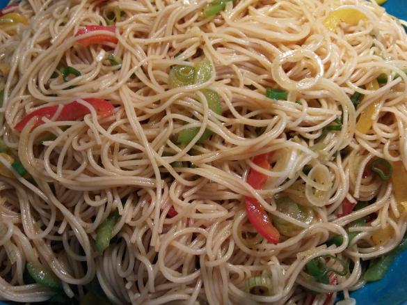 Spaghetti-Salat mit Curry-Zitronendressing