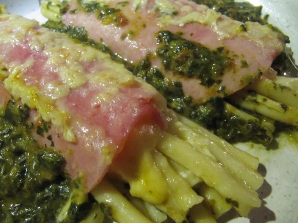 Nudel-Schinken-Rollen auf Spinat-Tomaten-Bett