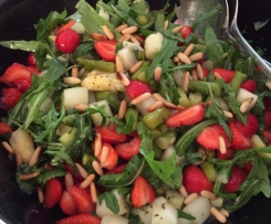 Variation von Spargel-Erdbeer-Salat