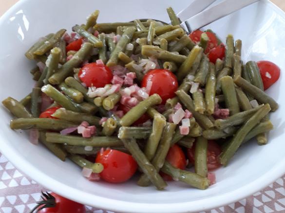 Bohnen-Tomaten-Salat mit Speck