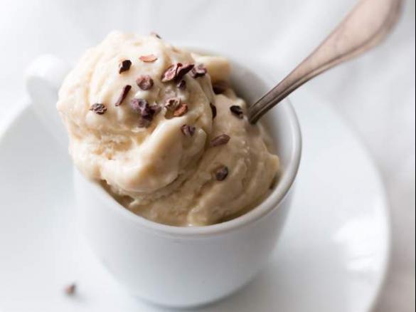 Schnellstes (gesundes) Bananen-Mandel-Eis ohne Eismaschine {Nice Cream}