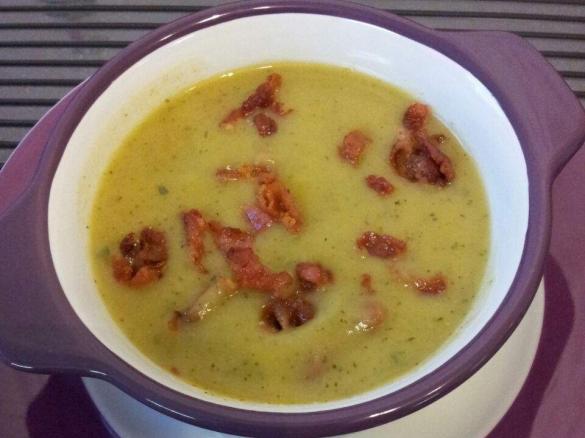 Brokkoliecremesuppe mit Kartoffel und krossen Schinkenwürfeln