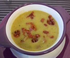 Brokkoliecremesuppe mit Kartoffel und krossen Schinkenwürfeln
