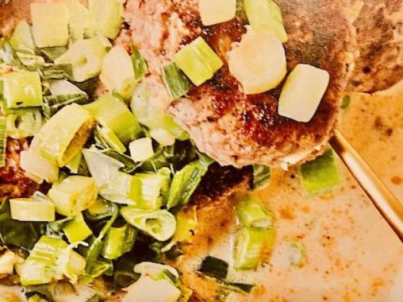 Ofenfrikadellen in Frühlings-Zwiebelrahm