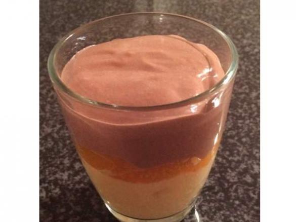 Pudding aus weißer und dunkler Schokolade