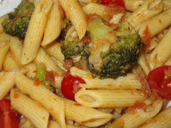 Penne mit getrockneten Tomaten und Brokkoli