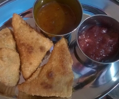 Samosas, indische gefüllte Teigtaschen, vegan