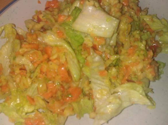 Variation von Chinakohl-Karotten-Apfelsalat