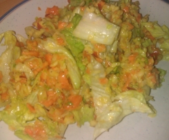 Variation von Chinakohl-Karotten-Apfelsalat