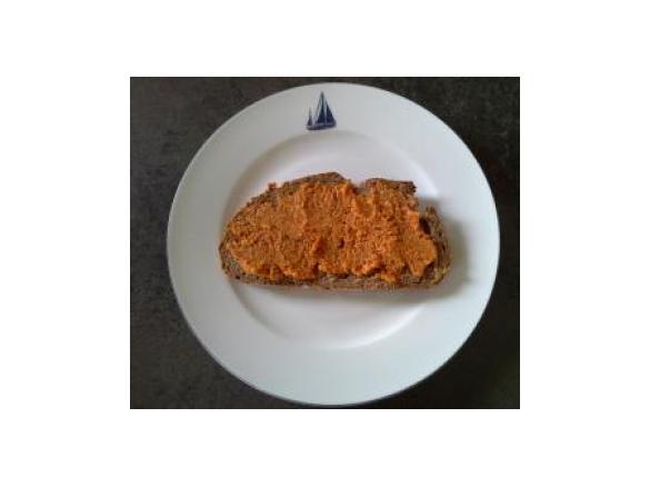 veganer Brotaufstich feurige Paprika