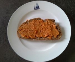 veganer Brotaufstich feurige Paprika
