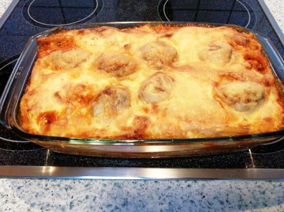 Nudelauflauf mit Hackbällchen