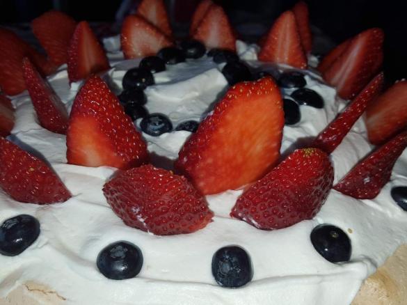 Pavlova Torte ...Valentins Tag idee