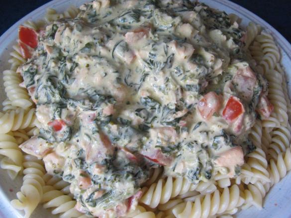 Nudeln mit Spinat, Schafskäse, Tomaten und Lachs