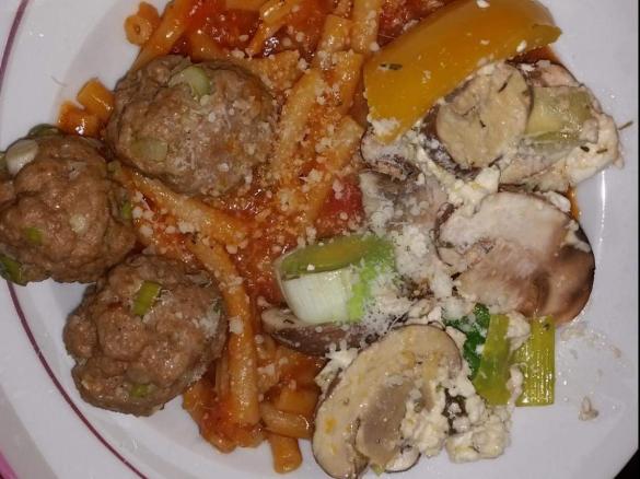 Nudeln , Hack-Bällchen mit Gemüse und Feta