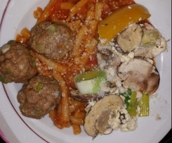 Nudeln , Hack-Bällchen mit Gemüse und Feta