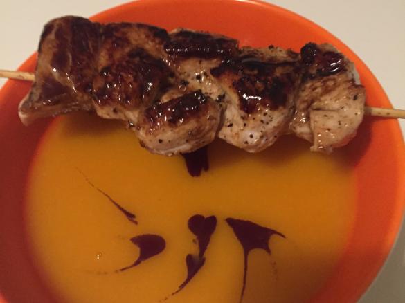 Kürbissuppe mit Balsamico-Putenspießchen